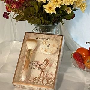 Farmasi “Wishing You A Happy New Year” Beauty Tools in Gold dust. 8.5 x 6 x 2
